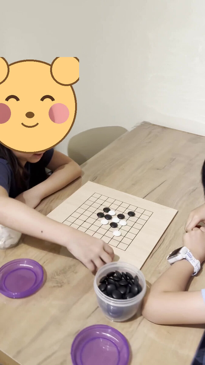 徐鉉老師與孩子下圍棋
